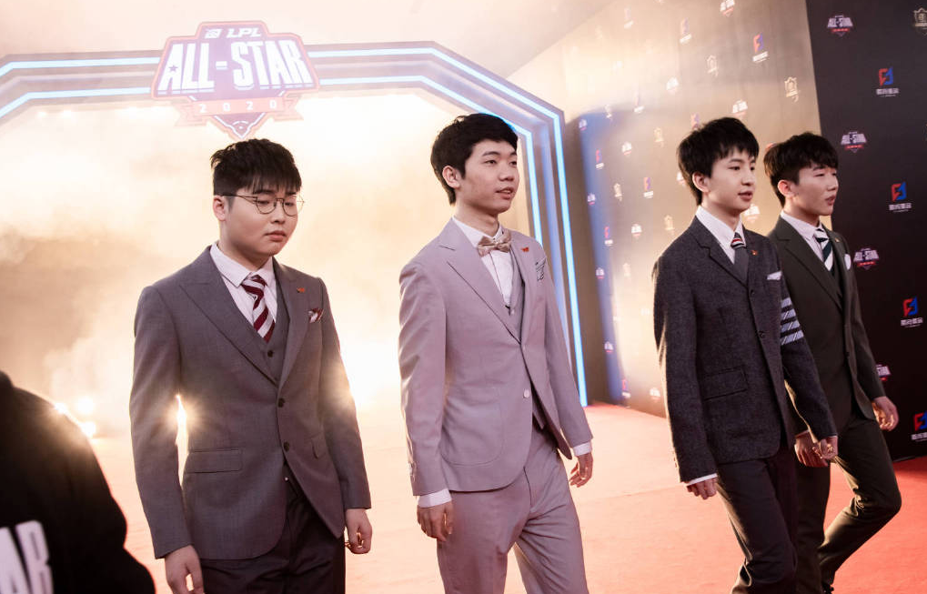 EG碾压IG，Tarzan操刀奇招英雄翻盘强强对话半决赛，技惊四座