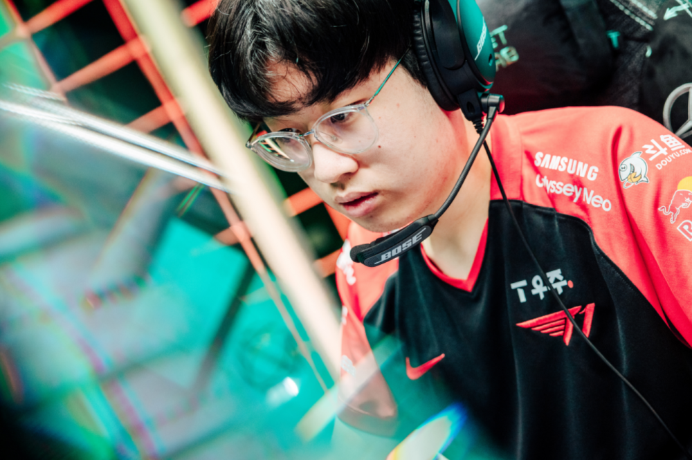 EG轻取KT，Caps线上压制力十足强强对话八强赛，让粉丝疯狂欢呼