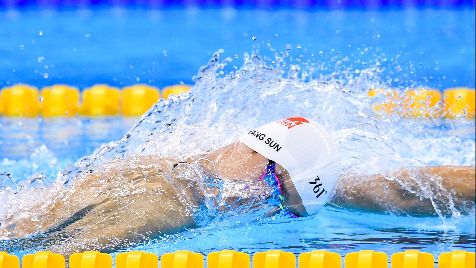 开云体育在线-F1街道赛焦点战，当北欧冰刃刺穿热带雨林的壁垒